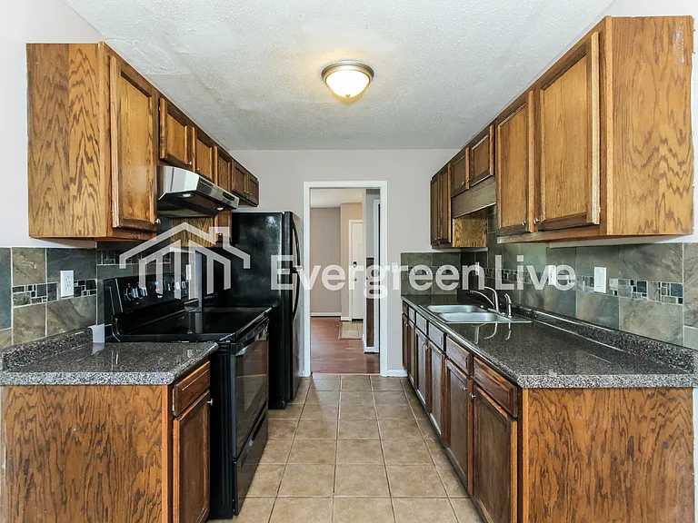 528 Leewood Ln — Photo 6