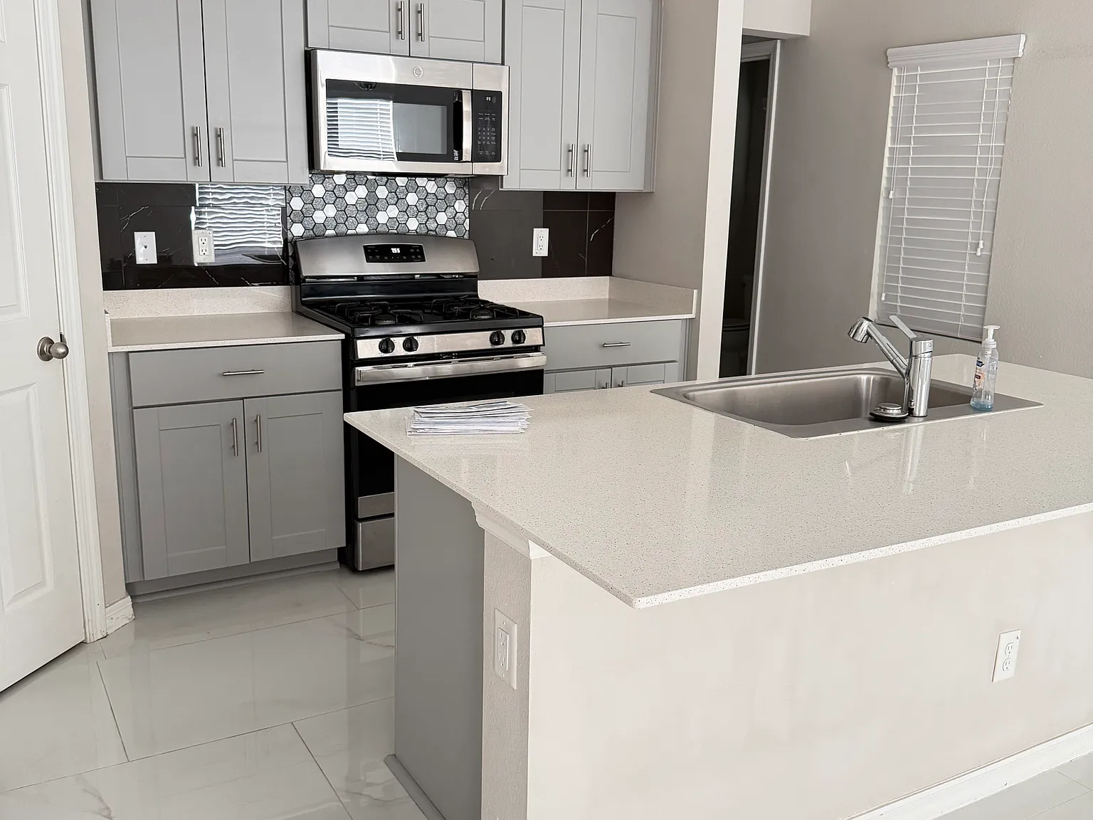 3 bed, 2.5 bath, 1900 sqft, $2,900 — Photo 3