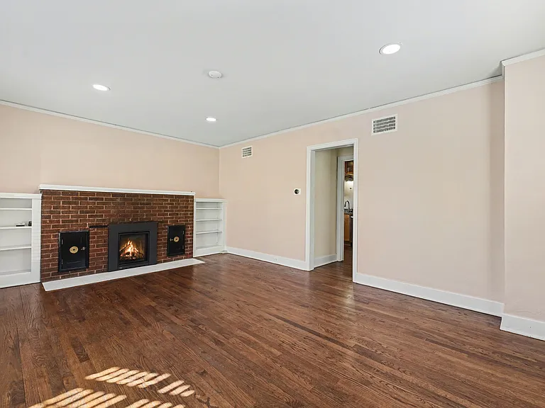 1058 Jasmine St — Photo 12