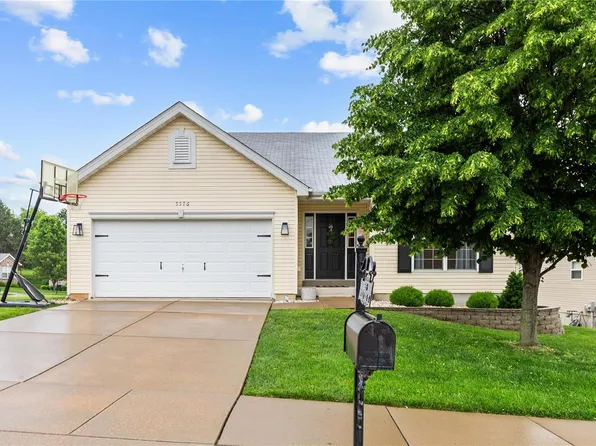 5526 Emerald Ridge Dr, Saint Charles, MO 63304