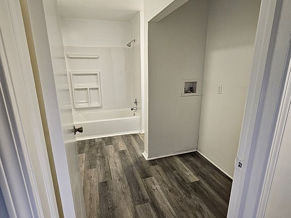 5th image of 9137 Hibben Ave