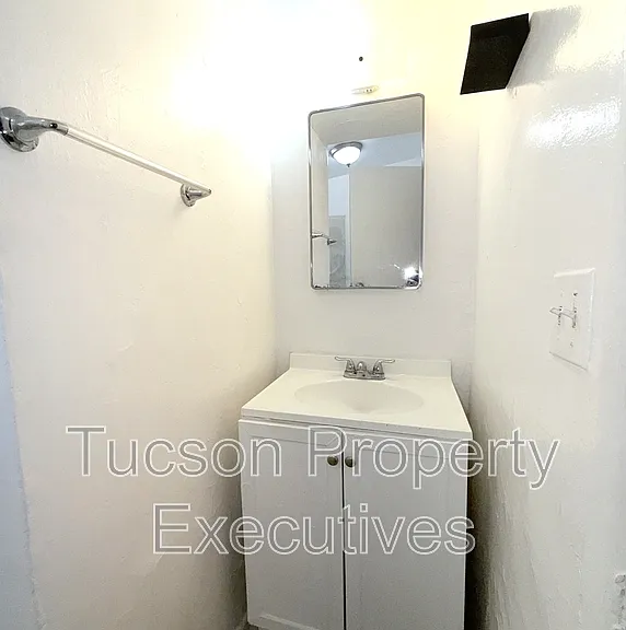 1646 N Beverly Ave — Photo 9