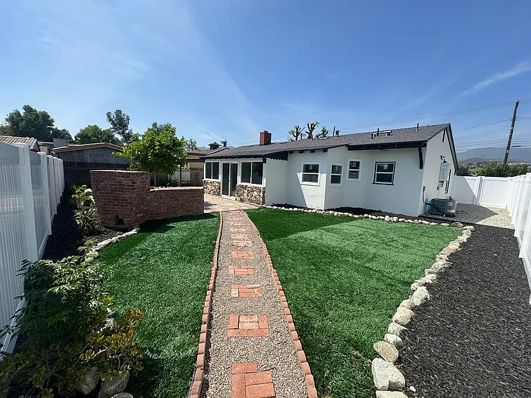 21420 Chatsworth St — Photo 24