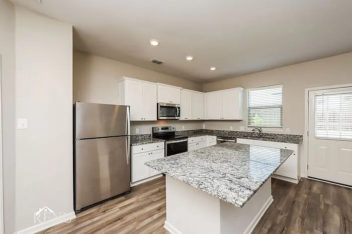 3 bed, 2.5 bath, 1707 sqft, $1,990 — Photo 3