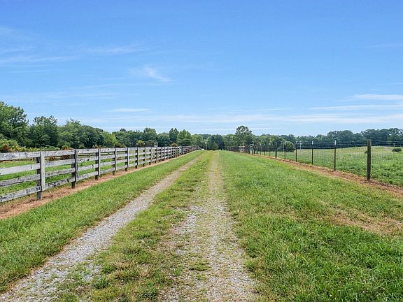 4th image of 2620 Highway 48 S
