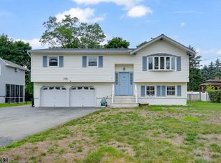 33 Oak Ave, Pequannock, NJ 07440