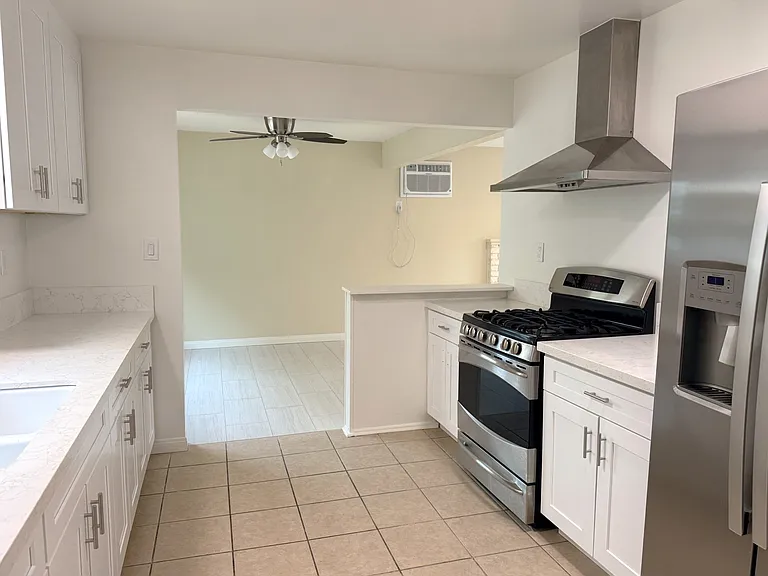 4224 1/2 N La Rica Ave — Photo 4