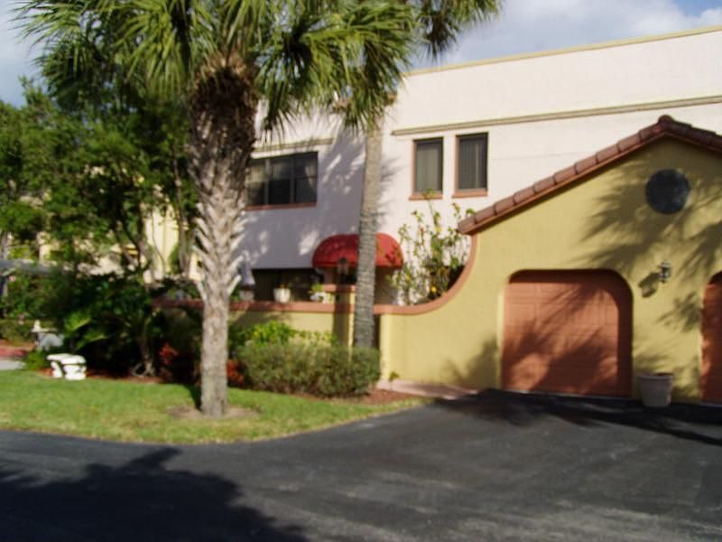 1st image of 74 Uno Lago Dr