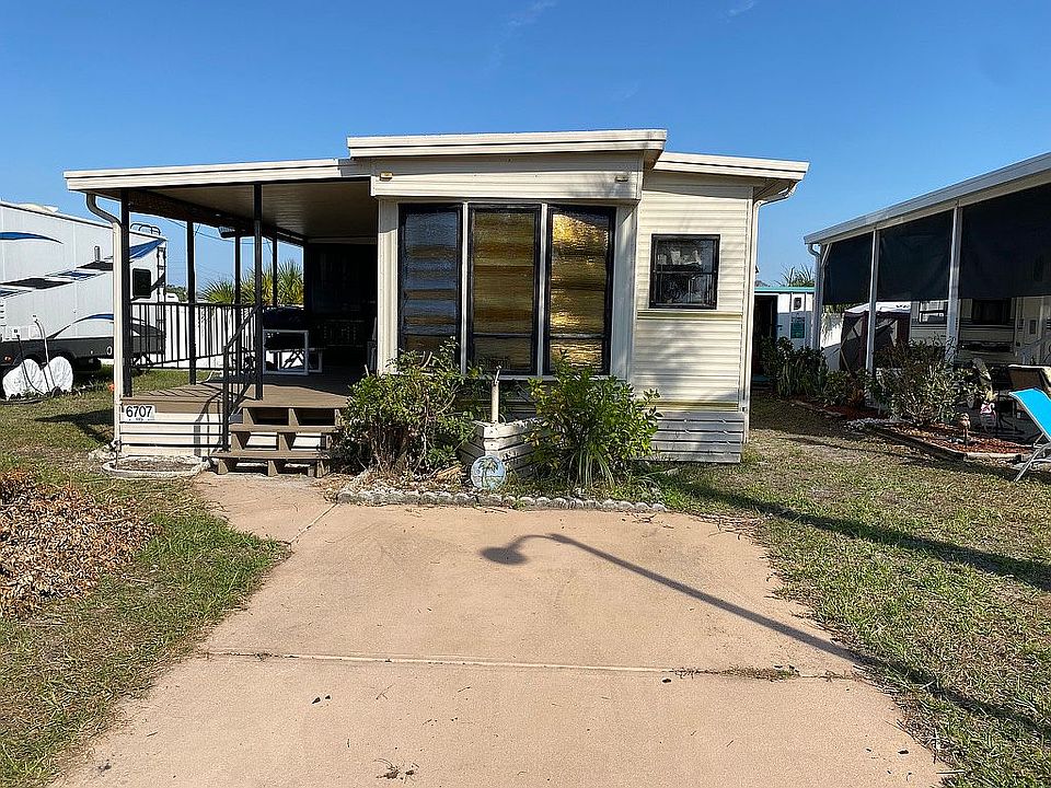 Front of home with driveway