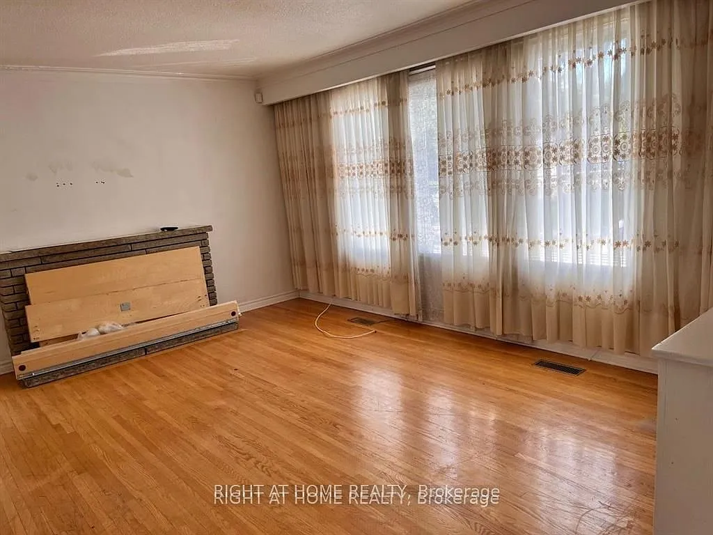 3 bed, $2,580 — Photo 2