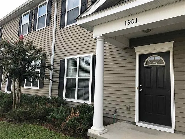 3 bed, 1177 sqft, $1,425 — Photo 1