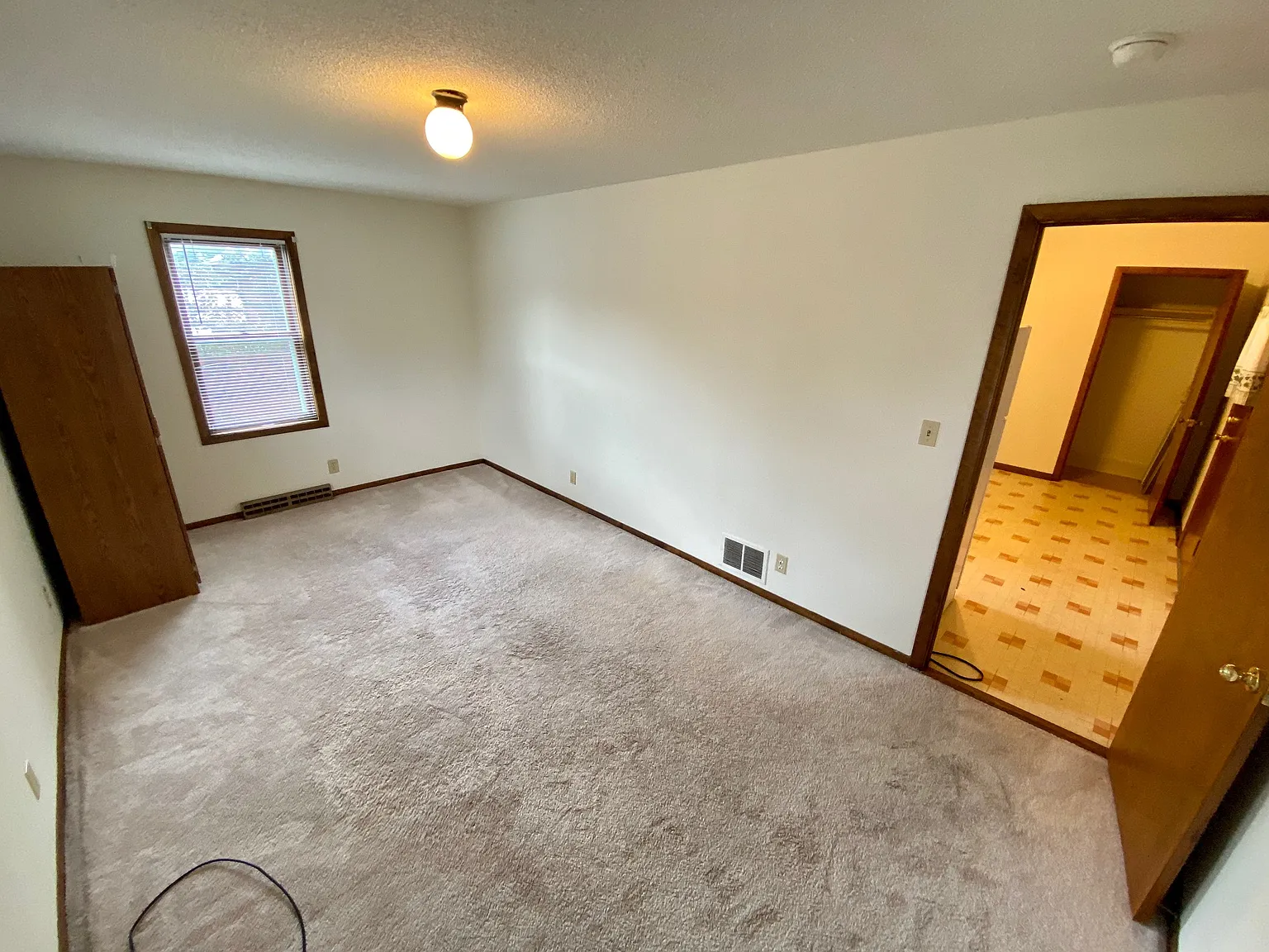 4 bed, $1,300 — Photo 4