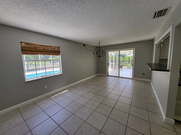 1470 SE Appamattox Ter — Photo 7