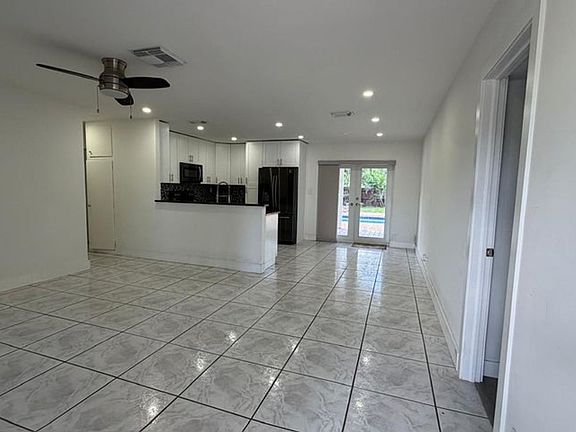 4th image of 630 NE 23rd Ct