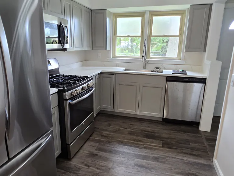 906 W Walnut St — Photo 5