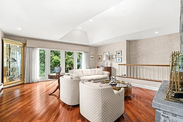 4 bed, 2.5 bath, 2924 sqft, $8,000 — Photo 4