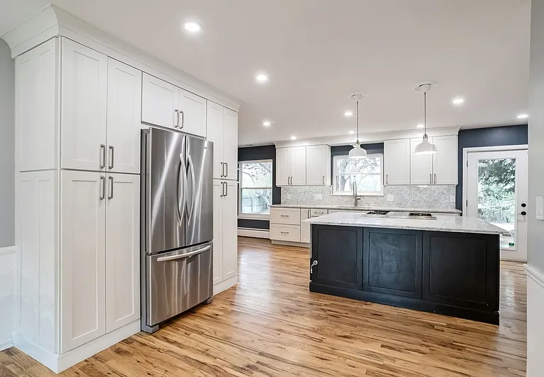 3991 S Hillcrest Dr — Photo 1
