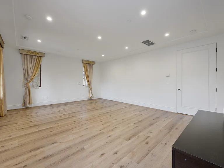 305 N Palm Dr — Photo 8