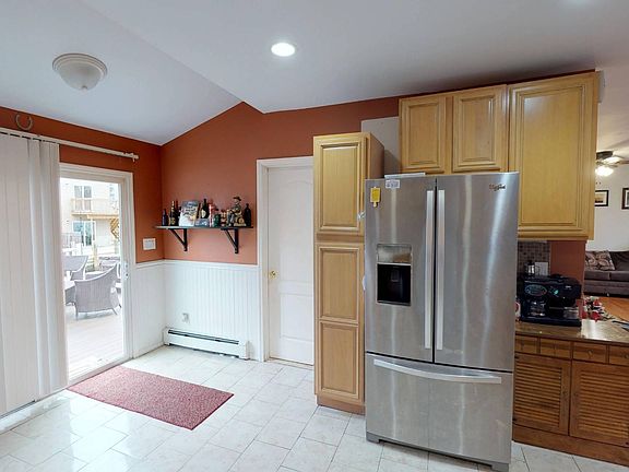 3rd image of 130 Beach Ave
