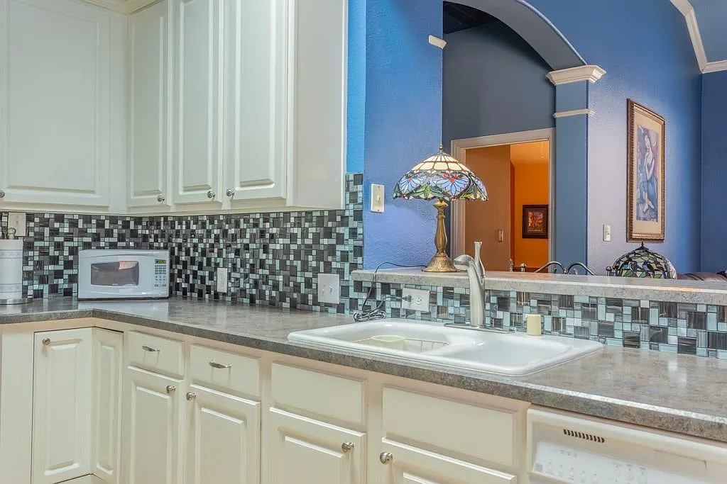 4 bed, 2112 sqft, $2,650 — Photo 4