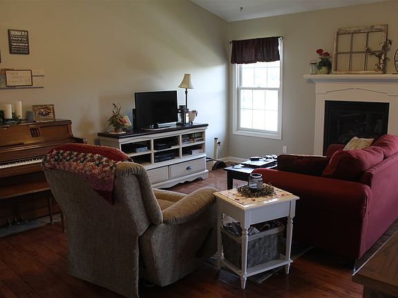 3rd image of 439 Essex St