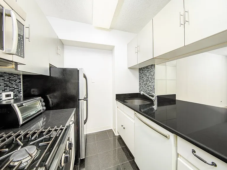 250 E 40th St #8C — Photo 6