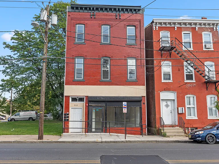 212 N Clinton Ave — Photo 1