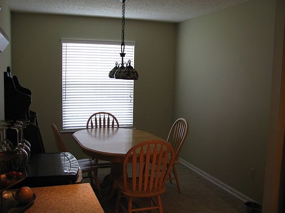 eat in kitchen, room for 6