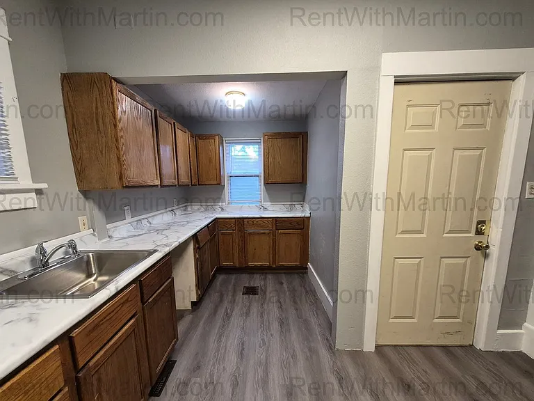1404 W 2nd St — Photo 7