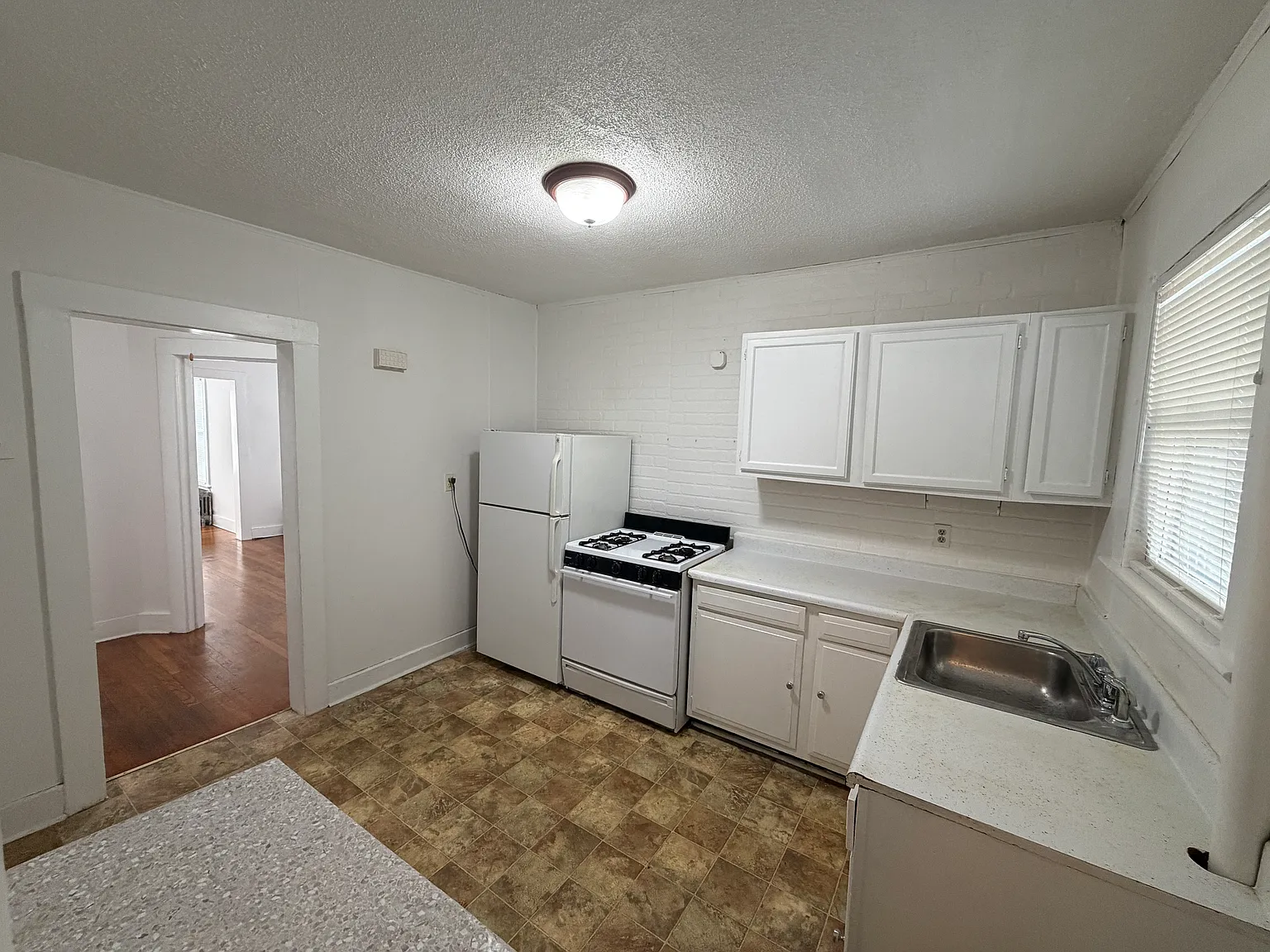 2 bed, 950 sqft, $1,850 — Photo 2