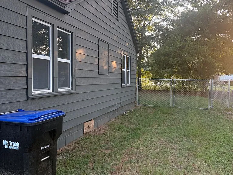 723 Hall St — Photo 3