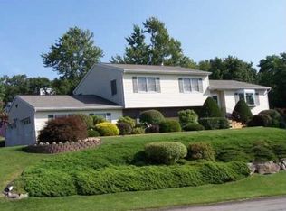 8 Chadsford Ln, Newburgh, NY 12550