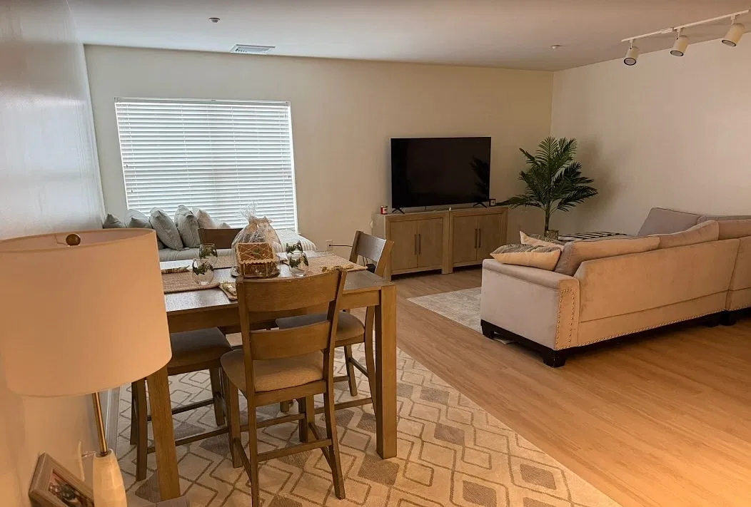 2 bed, 1136 sqft, $2,400 — Photo 3