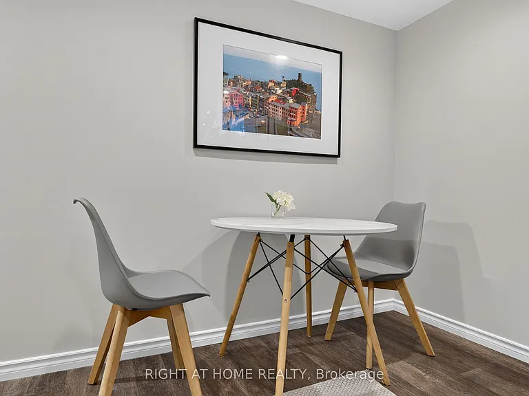 1599 Sandgate Cres #LOWER — Photo 11
