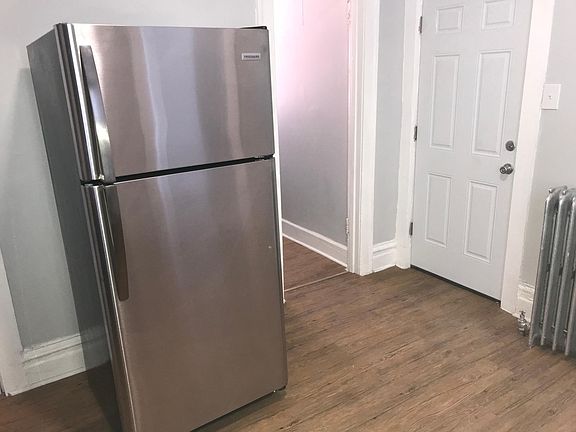 3rd image of 1314 N Claremont Ave APT 1R