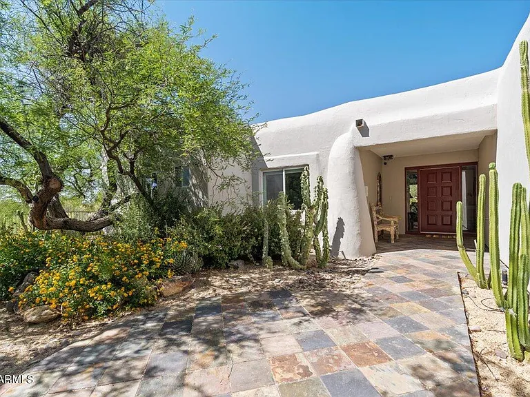 1816 E Eagle Claw Dr — Photo 2