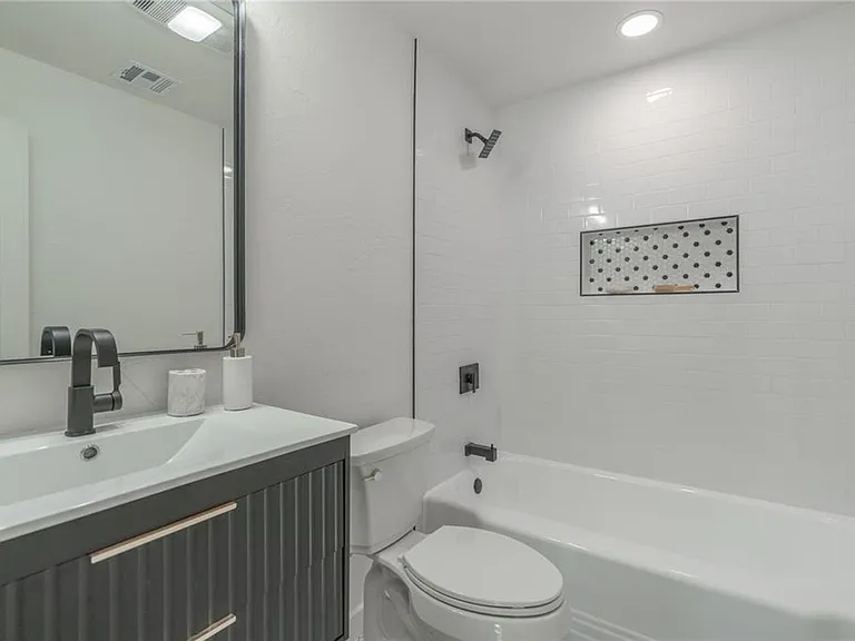 2213 NE 18th St — Photo 32
