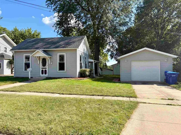 307 7th St SE, Independence, IA 50644