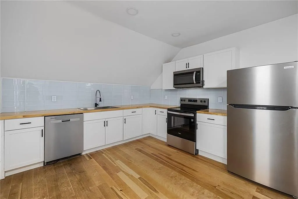 3 bed, 1.0 bath, 1100 sqft, $2,250 — Photo 4