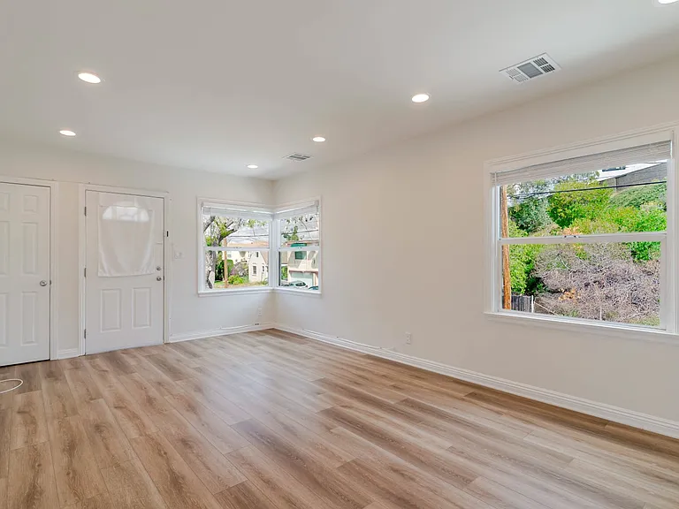 1466 Stanley Ave — Photo 4