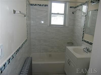 4th image of 125 Manhattan Ave