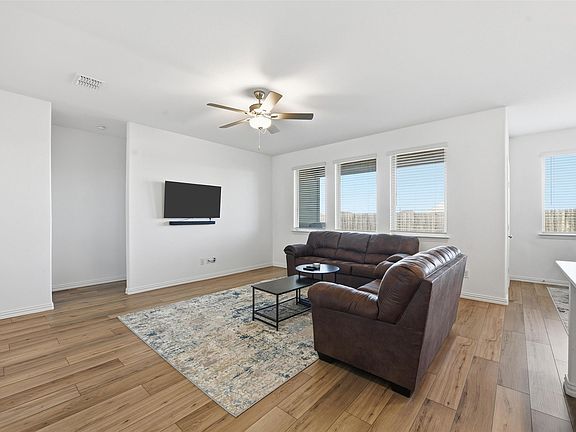 4th image of 216 Post Oak St