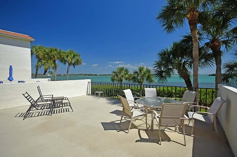 Amazing, huge deck and beautiful water view.