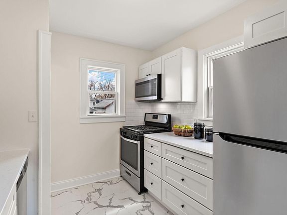 5th image of 1810 Ross Ave E