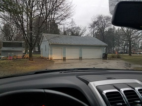 3 1/2 stall Attached Garage