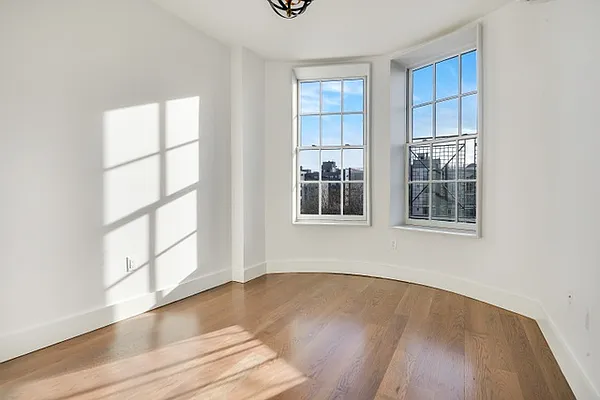 Rented by EXR | media 44