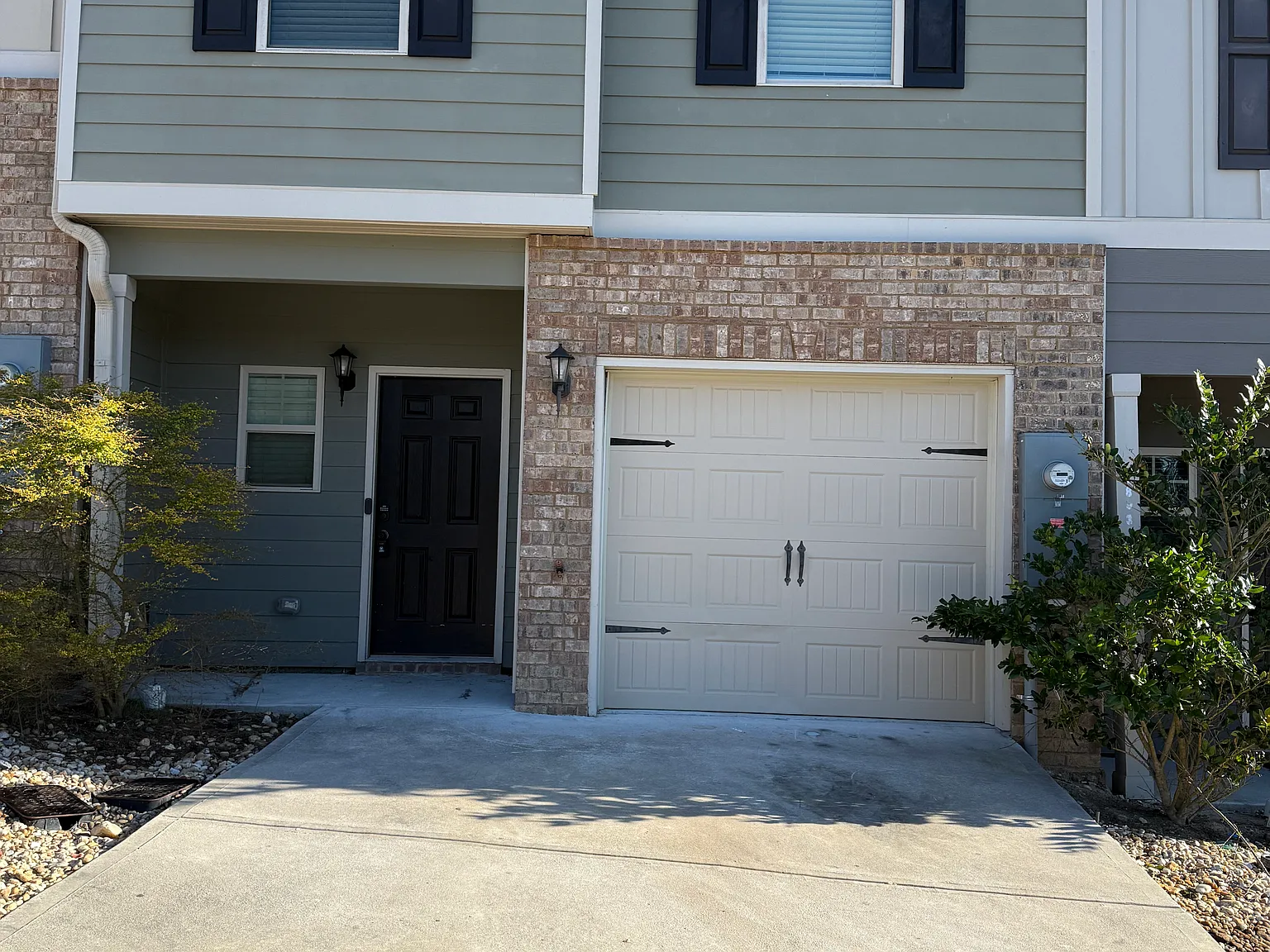 3 bed, 2.5 bath, 1850 sqft, $2,500 — Photo 1