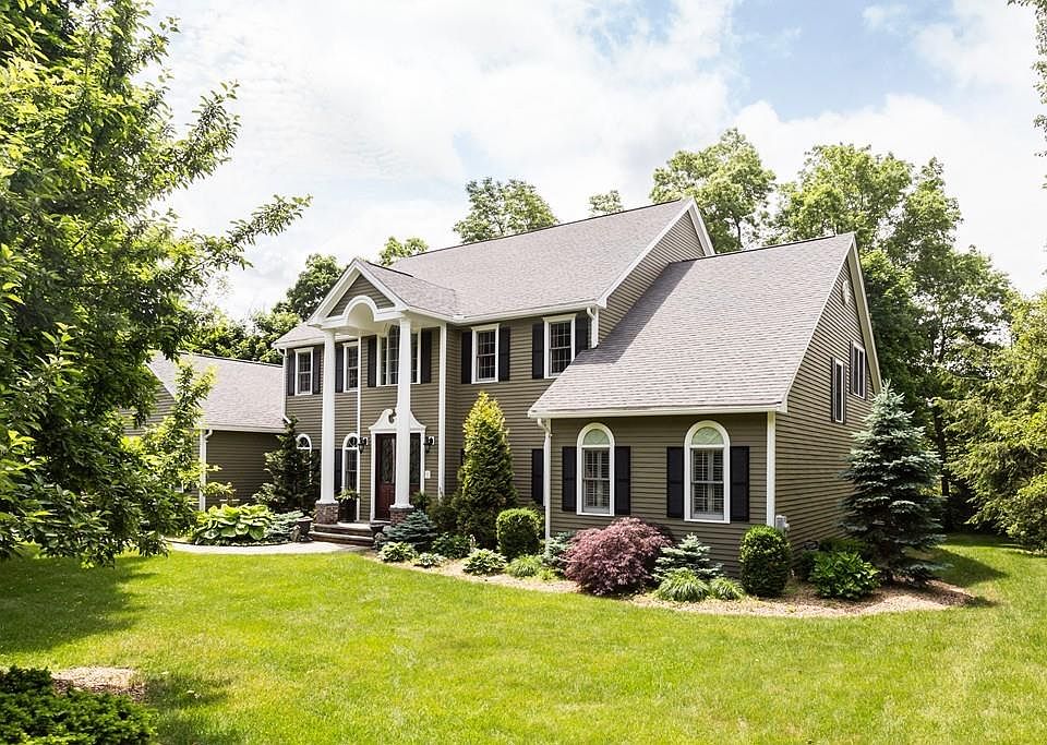 2nd image of 4 Whispering Ln
