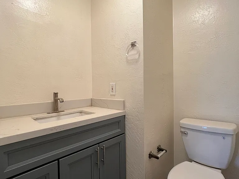 2541-2569 Le Conte Ave — Photo 63