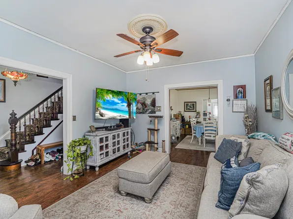 64 Chestnut Avenue image 4 of 27